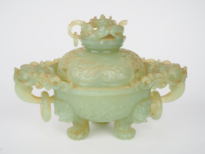 Chine, vers 1950,  Brûle-parfum en serpentine sculptée de tête de drag