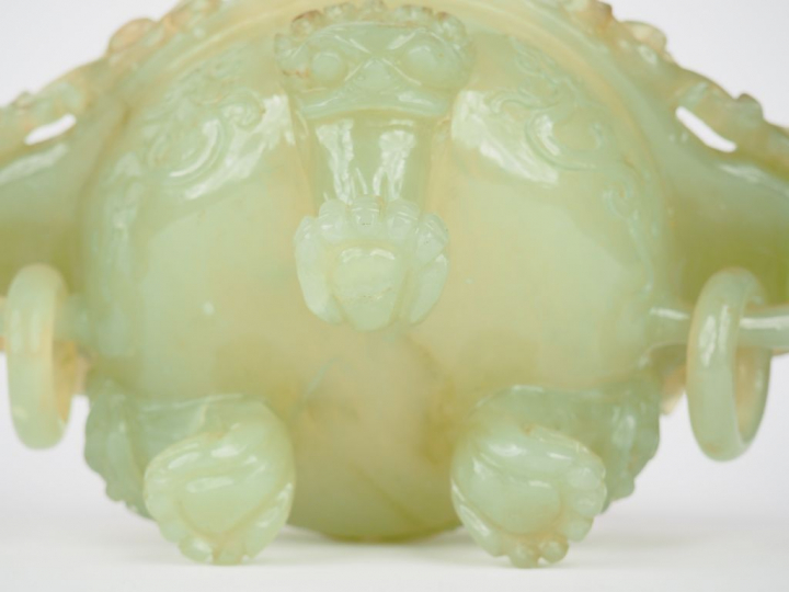 Chine, vers 1950,  Brûle-parfum en serpentine sculptée de tête de drag