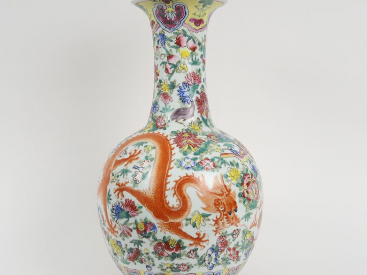 Vase balustre en porcelaine et émaux polychromes, à décor de dragons é