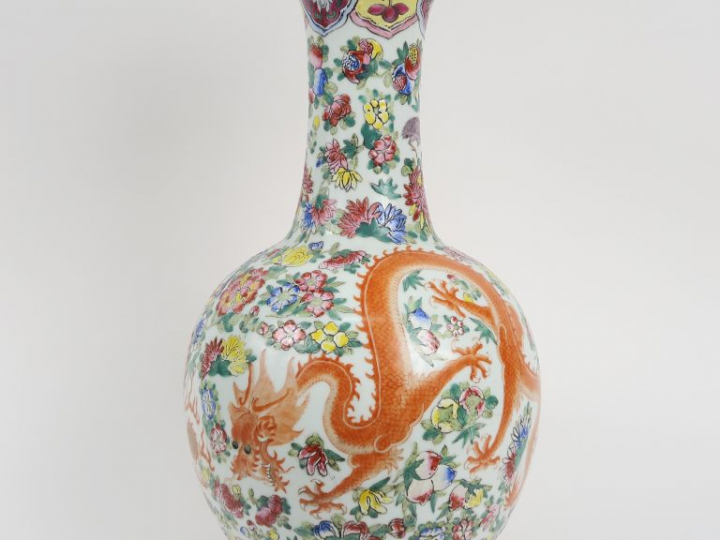 Vase balustre en porcelaine et émaux polychromes, à décor de dragons é