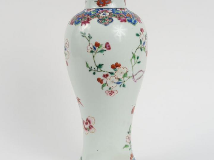Vase balustre en porcelaine et émaux de la famille rose, à décor de pi