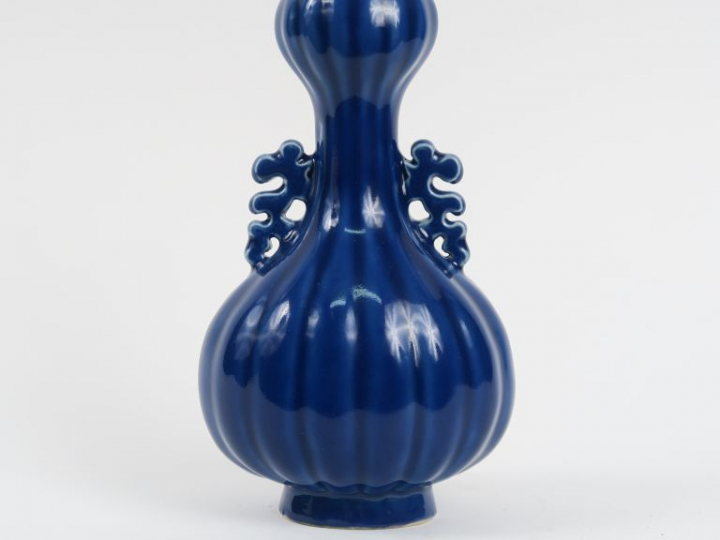 Vase bulbe en porcelaine et émail bleu nuit, avec deux anses stylisées
