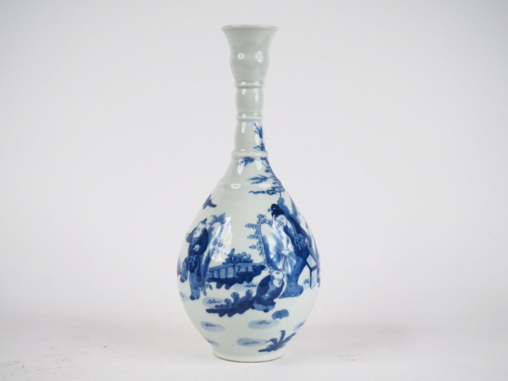 Vase bouteille à col annelé en porcelaine bleu blanc décor d'une jeune