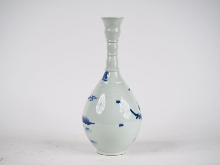 Vase bouteille à col annelé en porcelaine bleu blanc décor d'une jeune