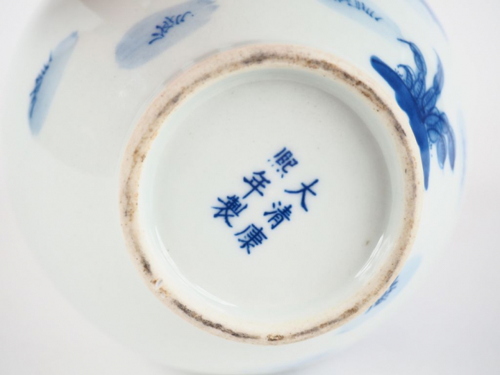 Vase bouteille à col annelé en porcelaine bleu blanc décor d'une jeune