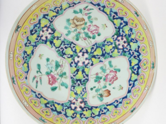 Vente aux enchères Plat en porcelaine et émaux de la famille rose, à décor en médaillon d