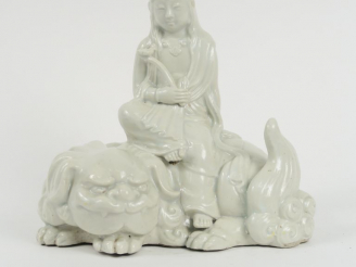 Vente aux enchères Groupe en blanc de Chine, représentant Guanyin assise en délassement s