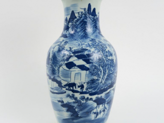 Vente aux enchères Vase balustre en porcelaine bleu blanc, à décor d'un village animé d'u