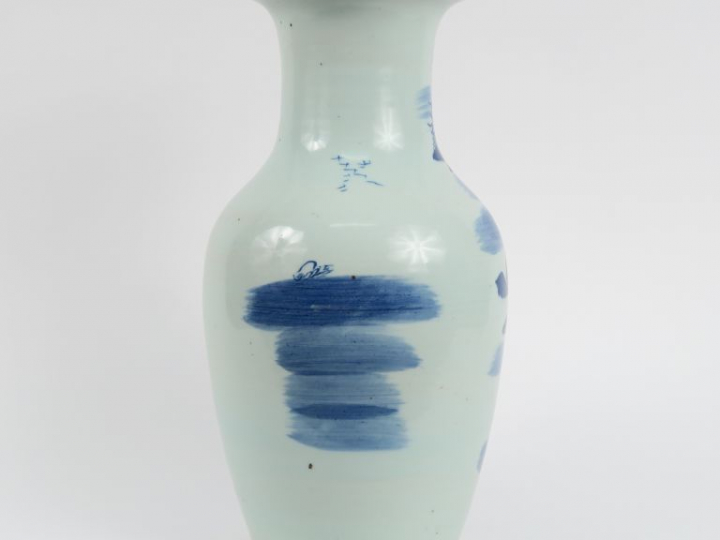 Vase balustre en porcelaine bleu blanc, à décor d'un village animé d'u