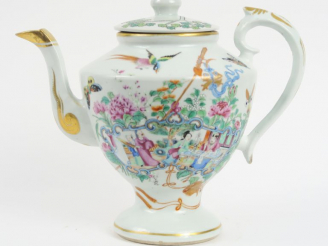 Vente aux enchères Théière en porcelaine de Canton, à décor de jeunes femmes dans un pala