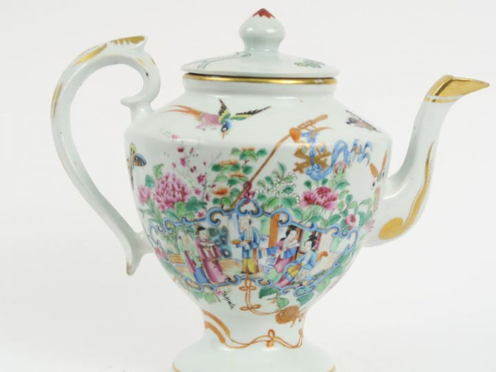 Théière en porcelaine de Canton, à décor de jeunes femmes dans un pala