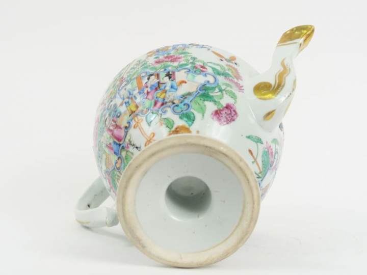 Théière en porcelaine de Canton, à décor de jeunes femmes dans un pala
