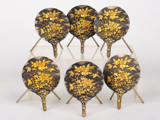 Vente aux enchères 6 porte menus en bronze et sentoku décor d'oiseaux et de compositions 