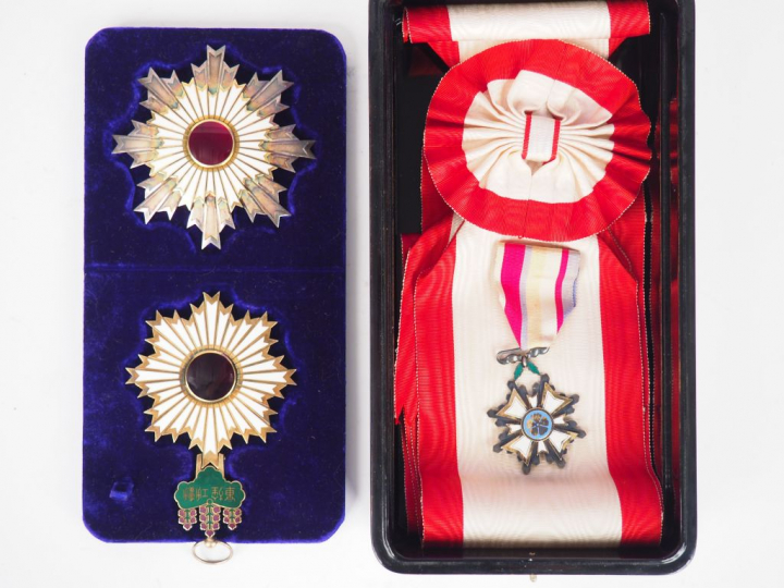 Deux décorations de l’Ordre du Soleil Levant, Kyokujitsu shô, la deuxi