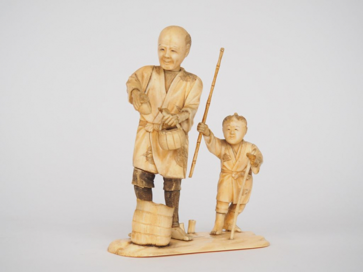 Okimono en ivoire "Paysan". Japon, vers 1920. H. 15 cm Poids : 209 g. 