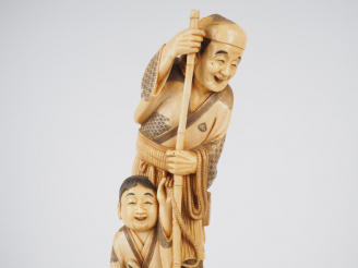 Vente aux enchères Grand okimono en ivoire "Pêcheur avec un harpon".  Japon, vers 1920. H