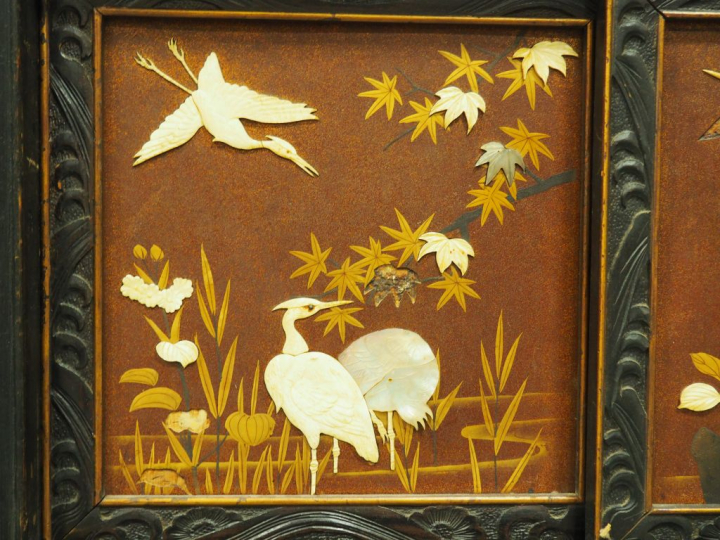 Meuble à étagères en bois de résine décorée, marqueterie de nacre et d