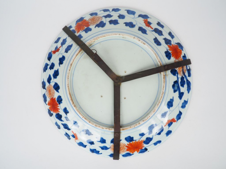 Important plat en porcelaine d'Imari, décor de phoenix, oiseaux branch