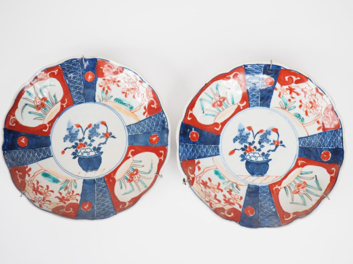 Paire d' assiettes en porcelaine d'Imari, fleurs et végétaux.  Japon, 