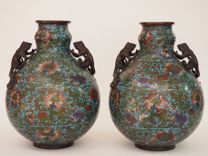 Paire de vases en bronze et émaux champlevés, décor polychrome de lotu