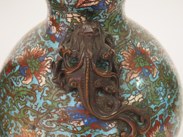 Paire de vases en bronze et émaux champlevés, décor polychrome de lotu