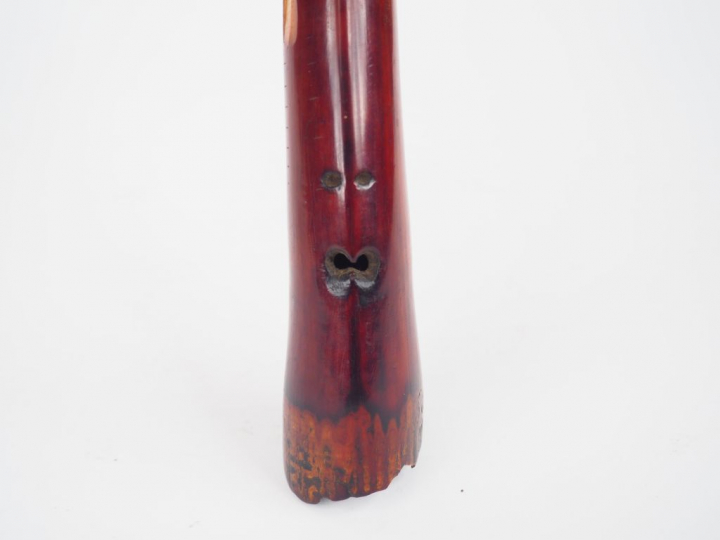 Olifant Tsogho, Gabon fin XIXème. Ivoire à patine brune nuancée rouge.