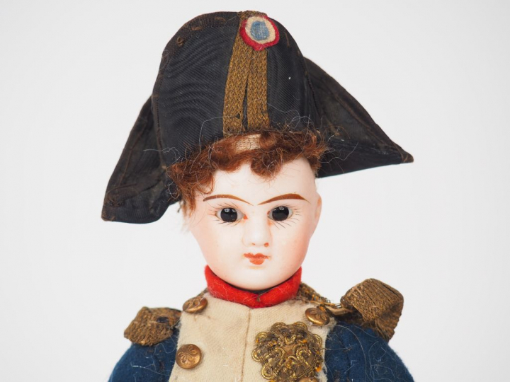 Petite poupée souvenir fin XIXème représentant Napoléon. Tête porcelai