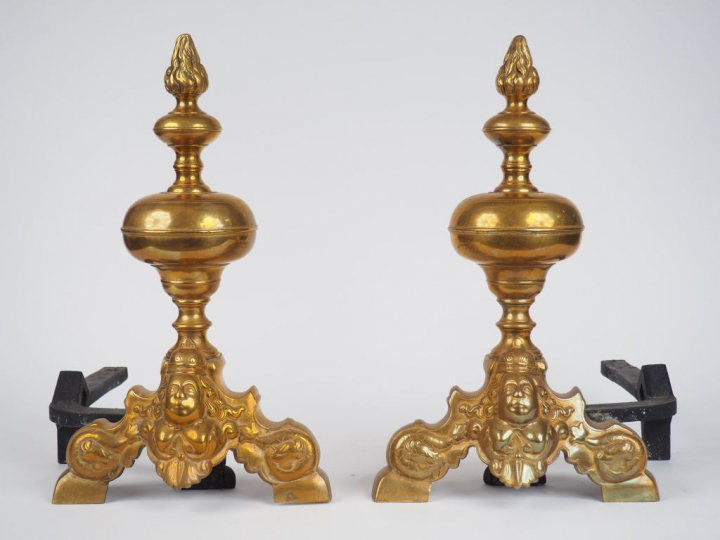 Paire de chenets Louis XIII "marmousets". Dim : 44,5 x 26,5 cm.