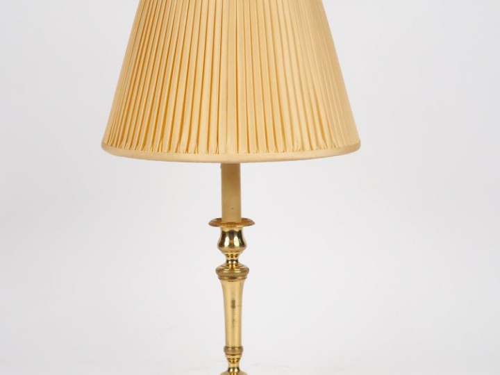 Bougeoir de style Louis XVI en bronze. Monté en lampe.  H. 22,8 cm.