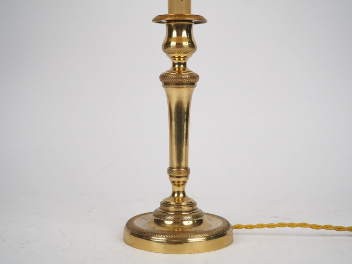 Bougeoir de style Louis XVI en bronze. Monté en lampe.  H. 22,8 cm.