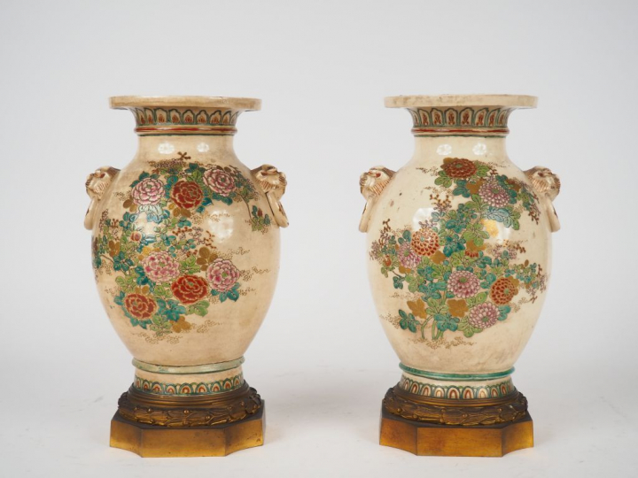Paire de vase en céramique de Satsuma à décor émaillé de fleurs et d'a