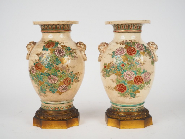 Paire de vase en céramique de Satsuma à décor émaillé de fleurs et d'a