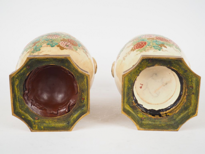 Paire de vase en céramique de Satsuma à décor émaillé de fleurs et d'a