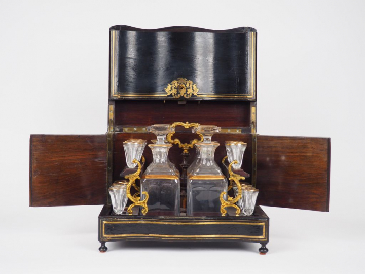 TAHAN  à Paris. Cave à liqueur en marqueterie Boulle, placage d'ébène 