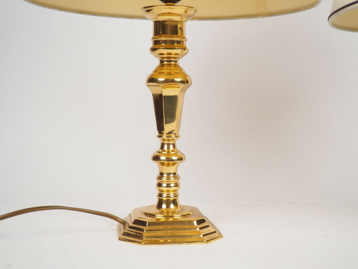 Paire de bougeoirs de style Louis XIII en bronze doré.  Montés en lamp