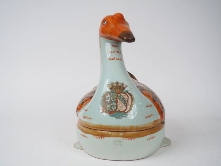 Grande terrine en porcelaine de Chine, compagnie des Indes, figurant u