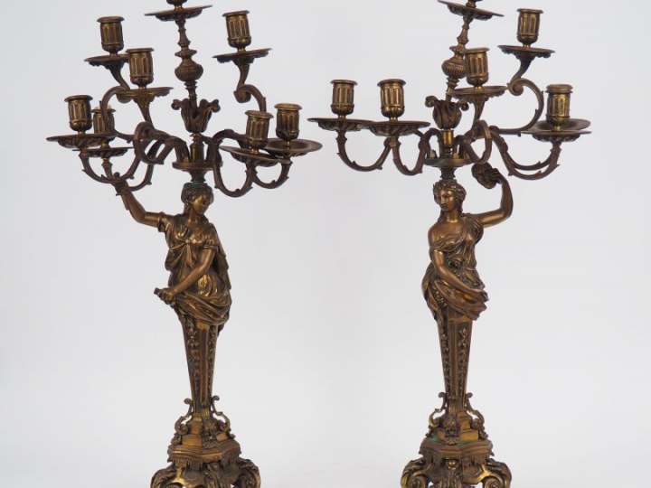 Paire de chandeliers de style Louis XIV en bronze patiné éclairant 8 l