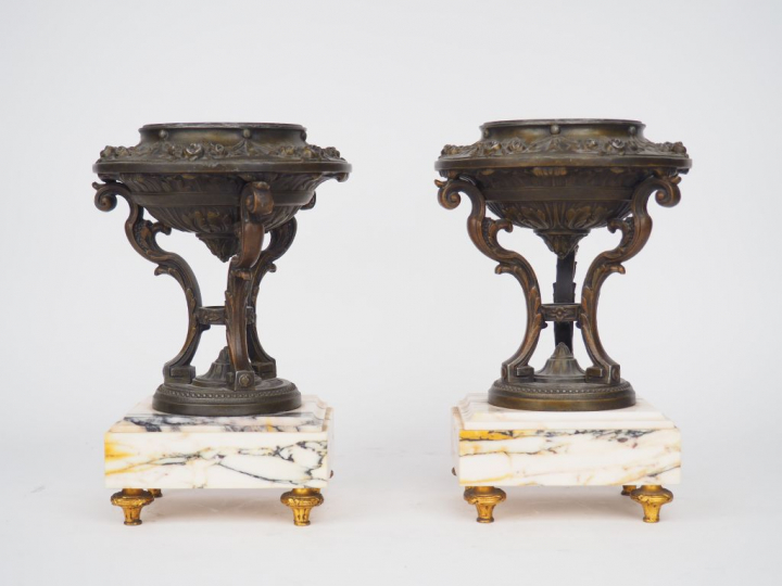 Paire de cassolettes de style Napoléon III de style Louis XVI en marbr