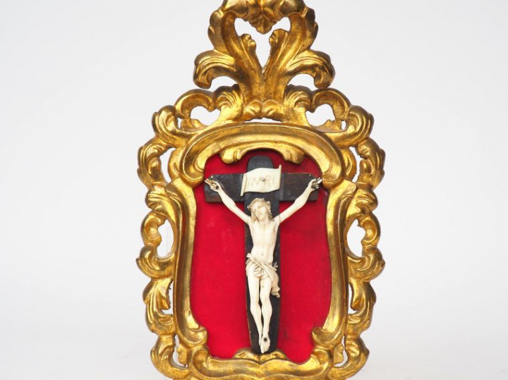 Crucifix en bois et ivoire dans un cadre en bois et stuc doré et ajour