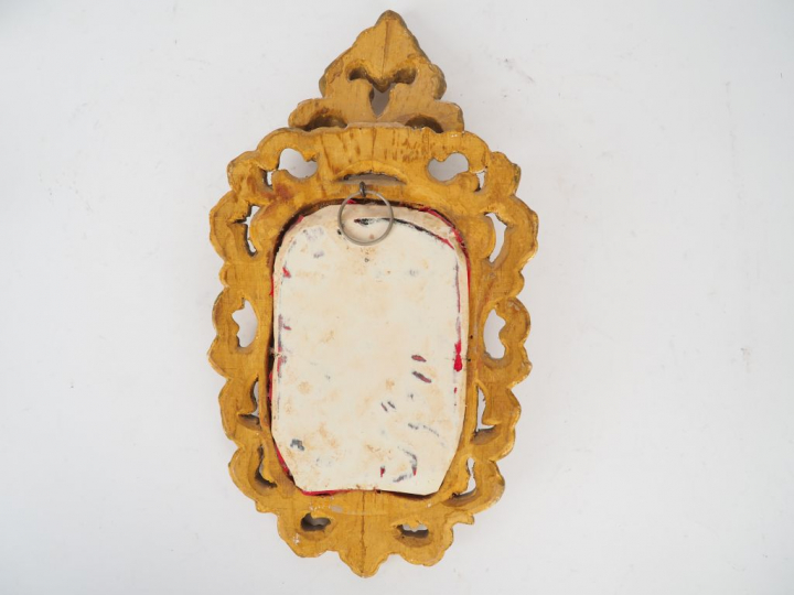 Crucifix en bois et ivoire dans un cadre en bois et stuc doré et ajour