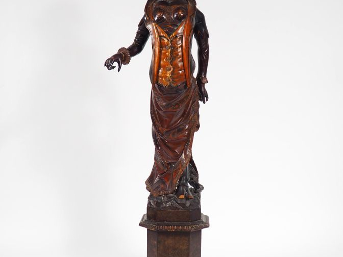 "Chimère". Grande sculpture XIXème en bois polychrome. H. 180 cm.