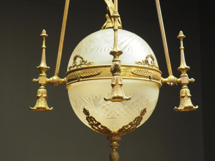 Lustre boulle de style Empire en verre et bronze éclairant à une lumiè