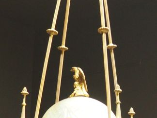 Lustre boulle de style Empire en verre et bronze éclairant à une lumiè