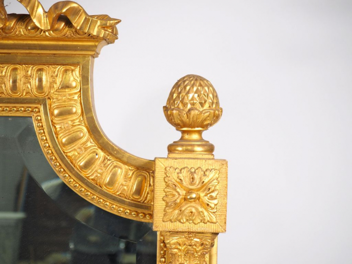 Grande glace en bois et stuc doré, de style Louis XVI à décor de frise