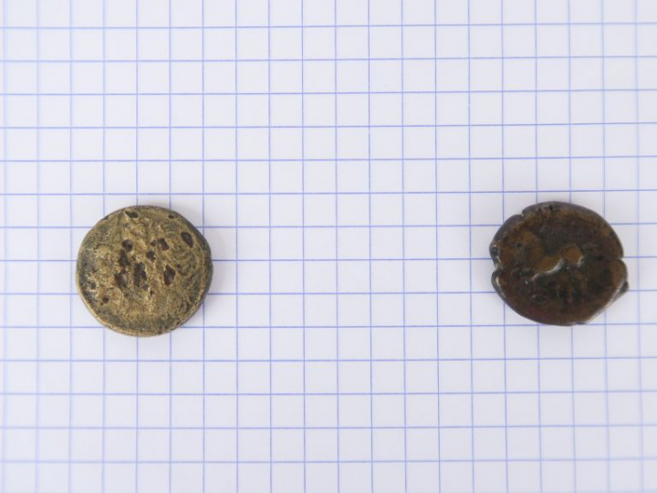 Lot de deux monnaies grecques en bronze, l’une A/ tête à dr., R/aigle 