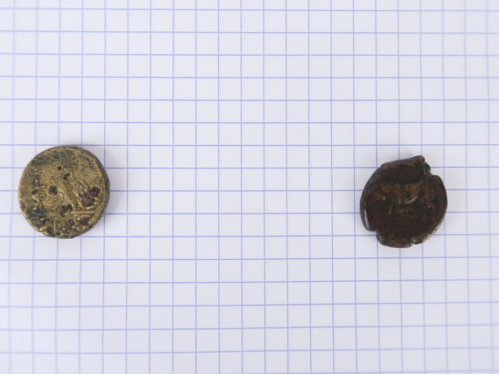 Lot de deux monnaies grecques en bronze, l’une A/ tête à dr., R/aigle 