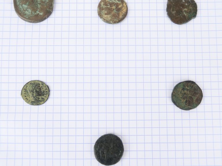 Lot de six monnaies de Carthage en bronze.