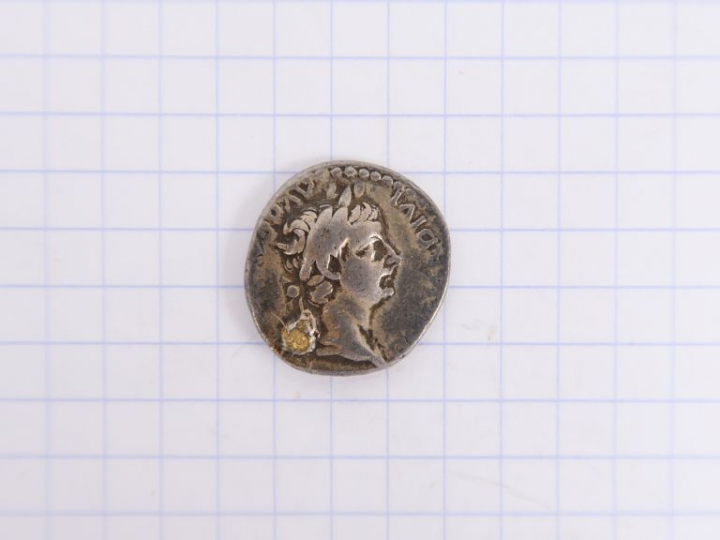 Tibère (14-37 apr. J.-C.), denier troué bouché, A/ TI CAESAR DIVI AVG 