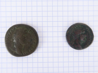 Vente aux enchères Antonin le Pieux (138-161), lot d'un sesterce et d'un as, A/ ANTONINVS