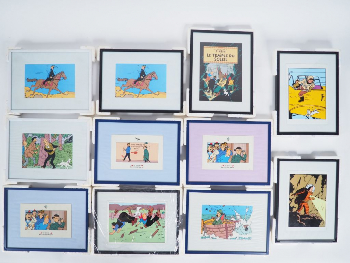 31 Cadres dont 18 cadres avec cartes postales de collection diverses e